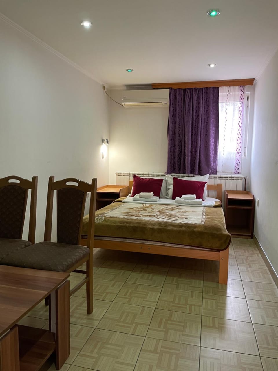 Bed, Photo of the whole room, Seating area, Bedroom