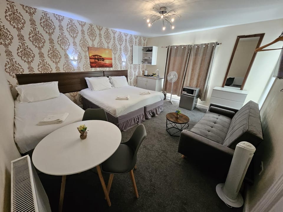 Bed, TV and multimedia, Living room, Photo of the whole room, Seating area, Dining area, Bedroom