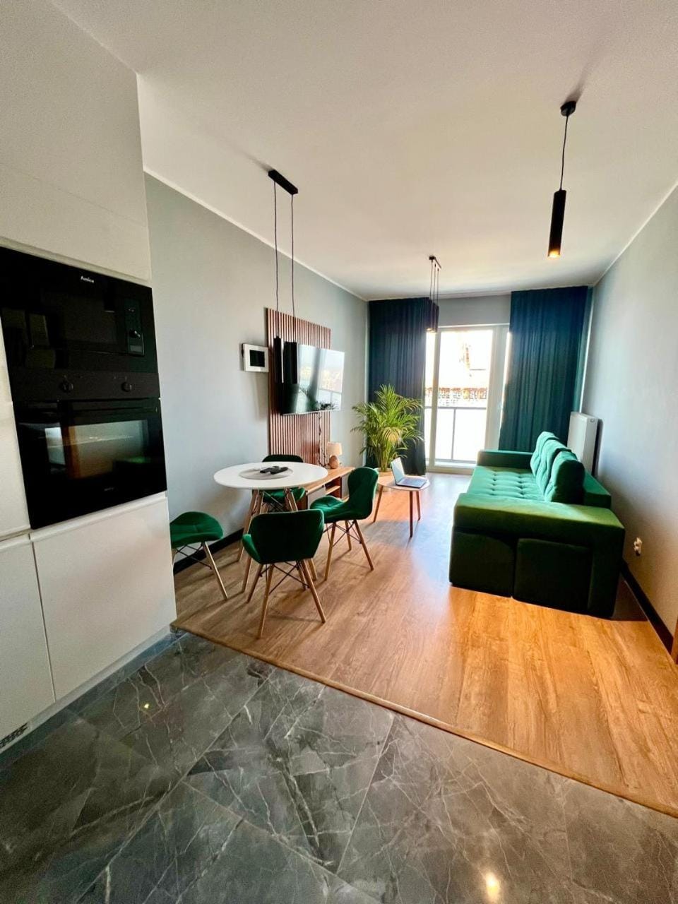TV and multimedia, Kitchen or kitchenette, Living room, Seating area