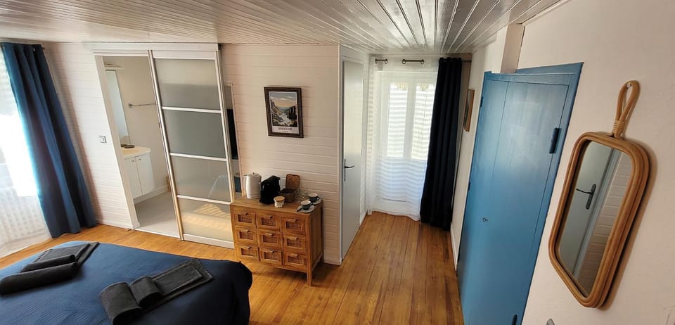 Bed, TV and multimedia, Photo of the whole room, Bedroom, wardrobe