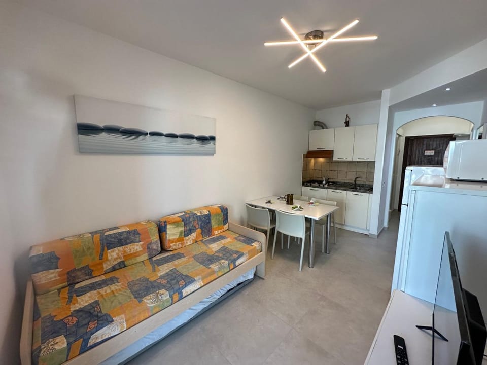 Bed, Living room, Seating area, Dining area