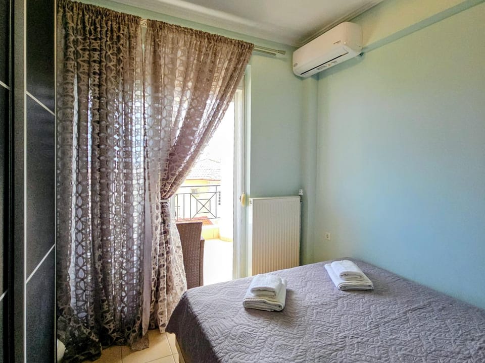 Bed, Photo of the whole room, Bedroom, towels, air conditioner