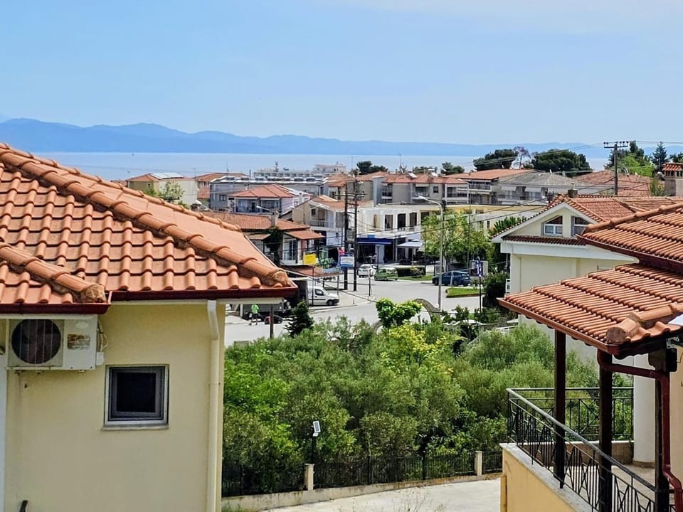Property building, Day, Neighbourhood, Natural landscape, City view, Sea view, Street view, Location