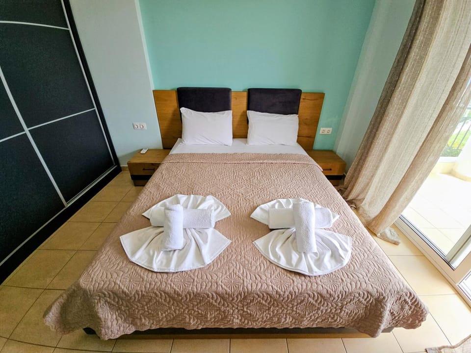Bed, Photo of the whole room, Bedroom, towels