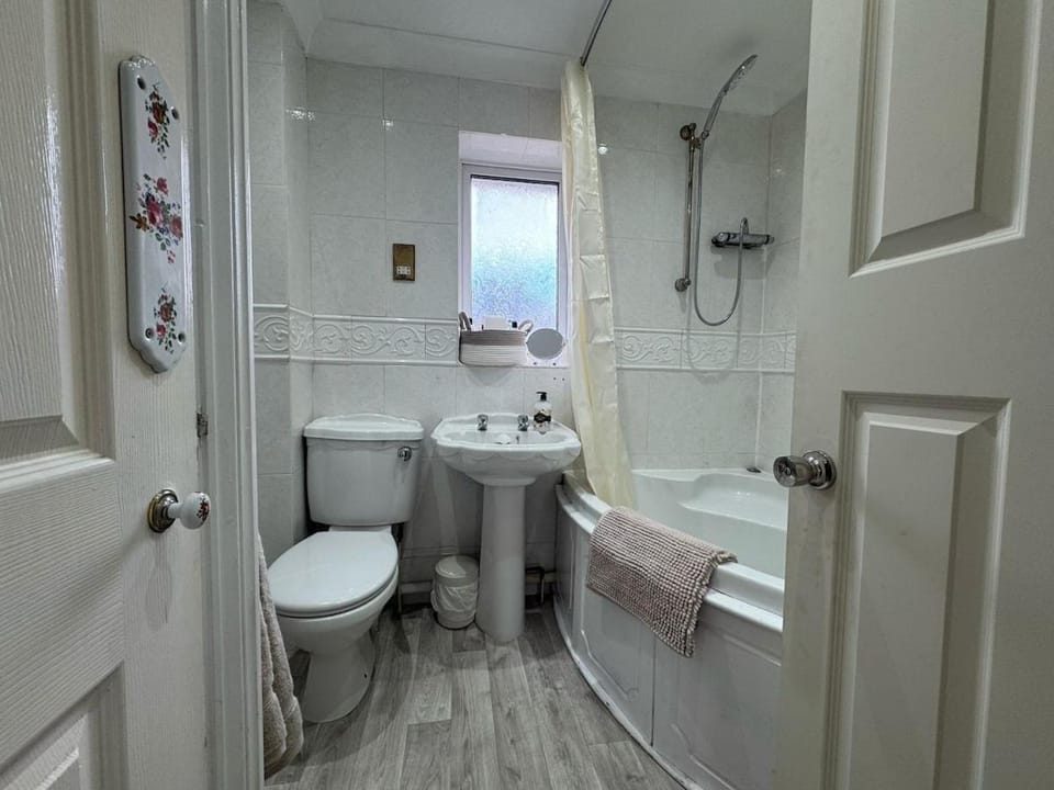 Shower, Toilet, Bathroom, Bath, towels