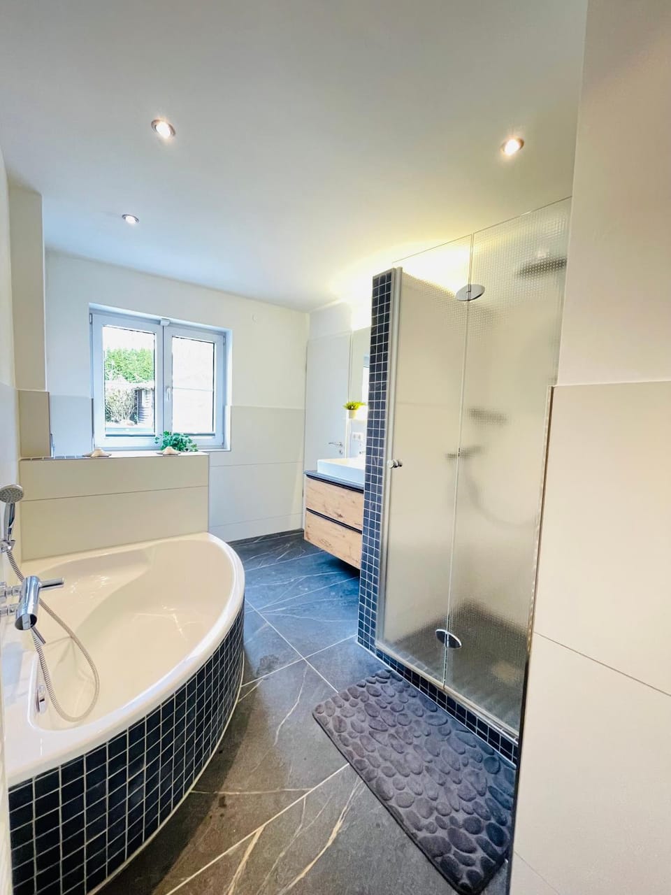 The Villa Toscana, a serene retreat in Center of Friedrichshafen City with lush green lawns, terrace & private garage- Lidl, Bakery walking distance- Bodenseecenter, Sportsbad 3 mins, Lake 7 mins Villa in Friedrichshafen