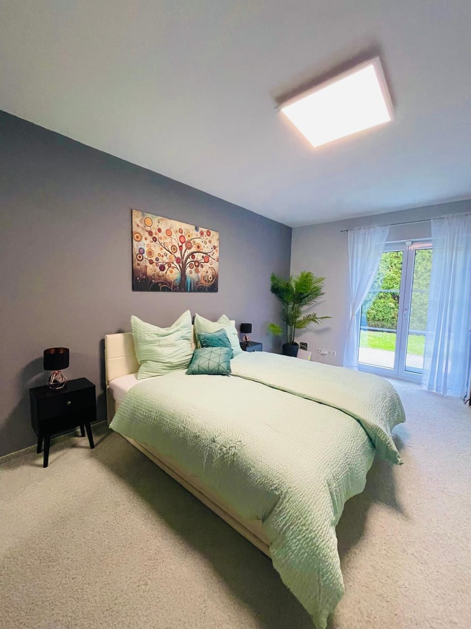 The Villa Toscana, a serene retreat in Center of Friedrichshafen City with lush green lawns, terrace & private garage- Lidl, Bakery walking distance- Bodenseecenter, Sportsbad 3 mins, Lake 7 mins Villa in Friedrichshafen