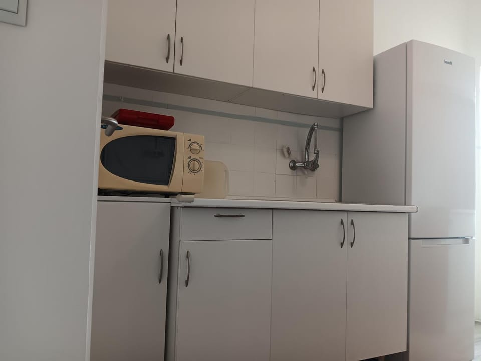 Kitchen or kitchenette, microwave, stove