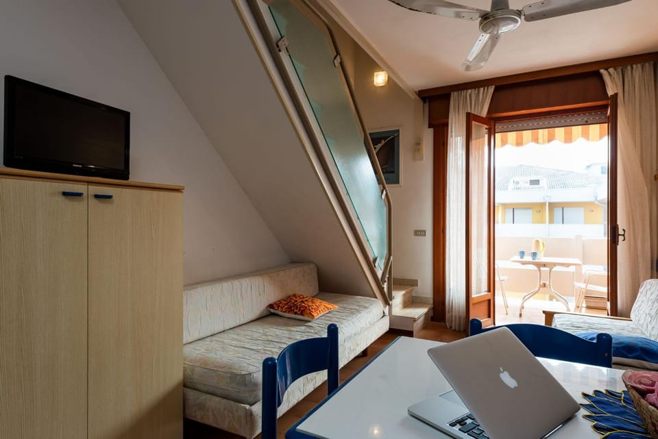 Communal lounge/ TV room, TV and multimedia, Living room