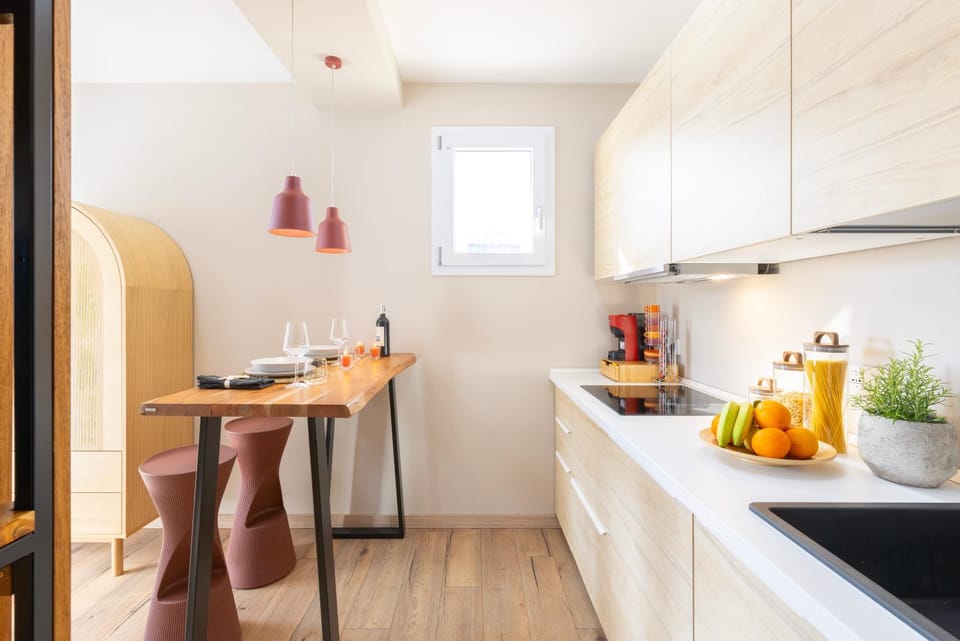 Kitchen or kitchenette, Dining area