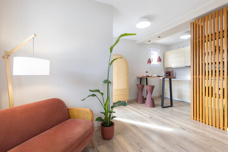 Kitchen or kitchenette, Living room, Seating area, Dining area