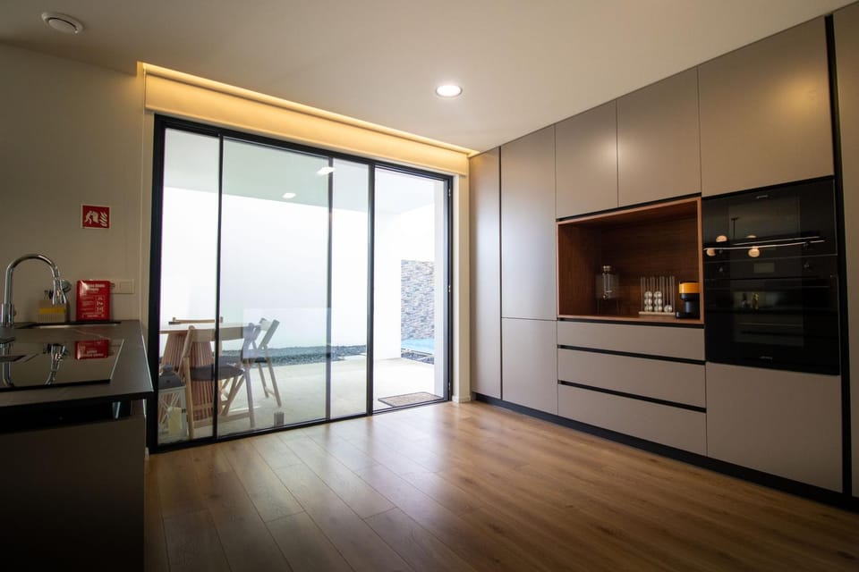 Coffee/tea facilities, Kitchen or kitchenette, oven, stove, toaster