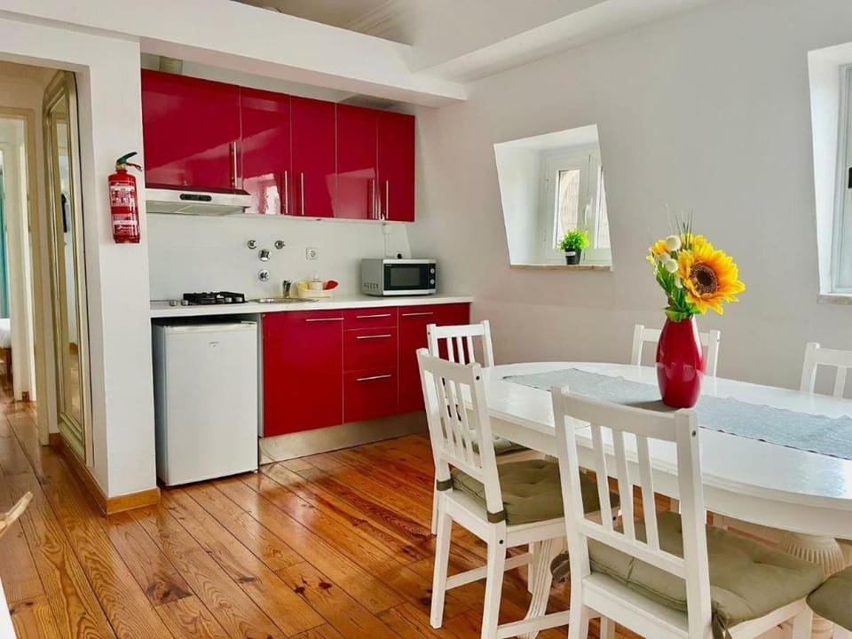 Kitchen or kitchenette, Dining area, stove