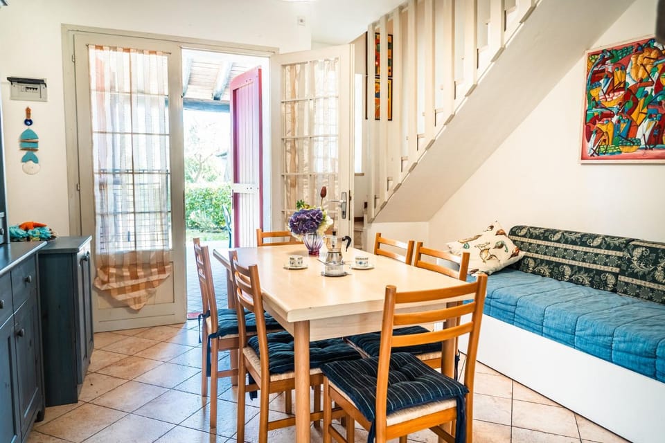 Living room, Decorative detail, Dining area