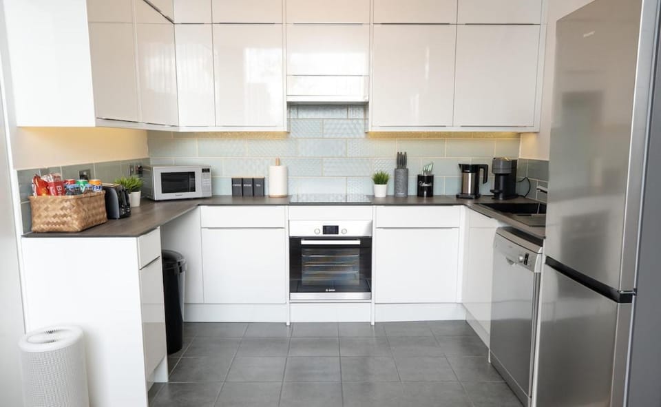 Modern 2-Bed Apartment Near ExCeL & O2 - Accommodates up to 4 Guests Max Apartment in London