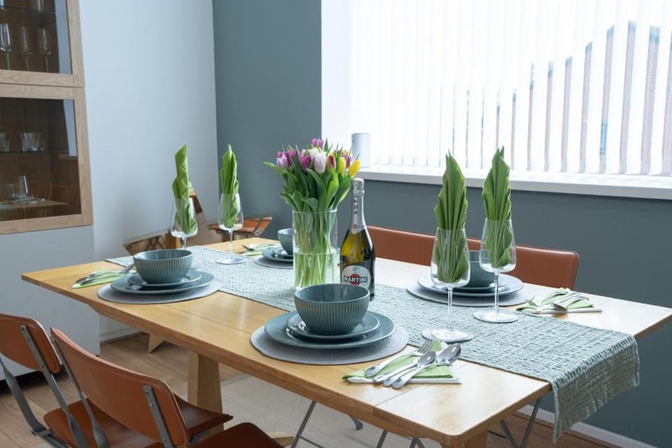 Modern 2-Bed Apartment Near ExCeL & O2 - Accommodates up to 4 Guests Max Apartment in London