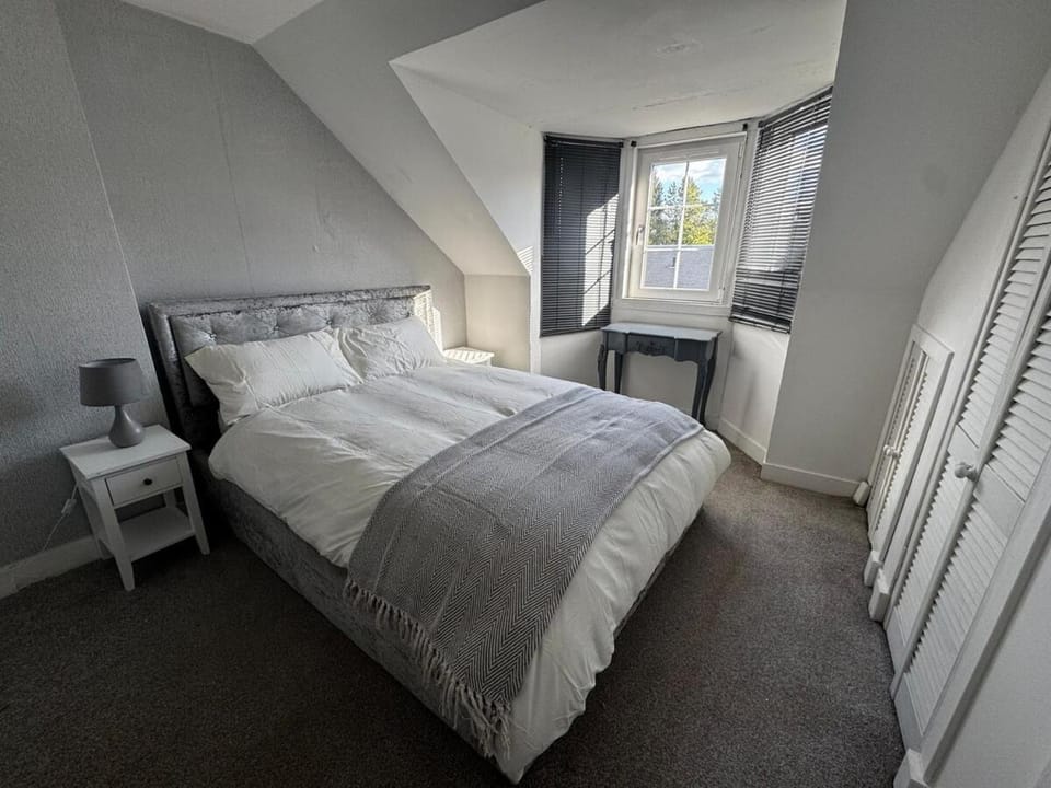 Modern 3-Bedroom Home with Cozy Cinema-Style Living Space Apartment in Cumbernauld