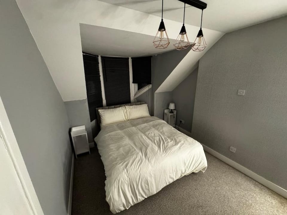 Modern 3-Bedroom Home with Cozy Cinema-Style Living Space Apartment in Cumbernauld