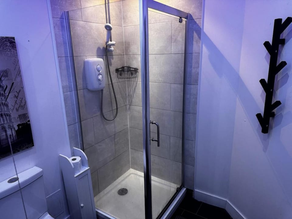 Modern 3-Bedroom Home with Cozy Cinema-Style Living Space Apartment in Cumbernauld
