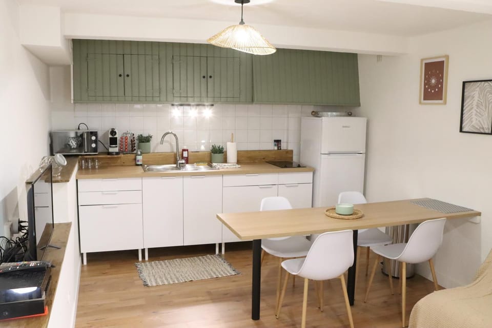 Kitchen or kitchenette, Dining area