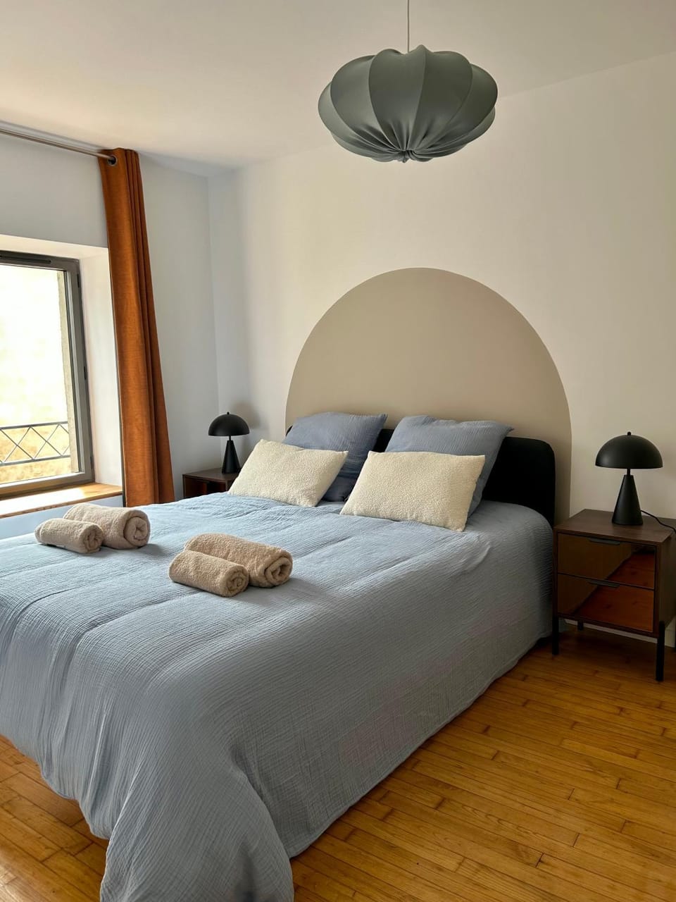Bed, Bedroom, towels