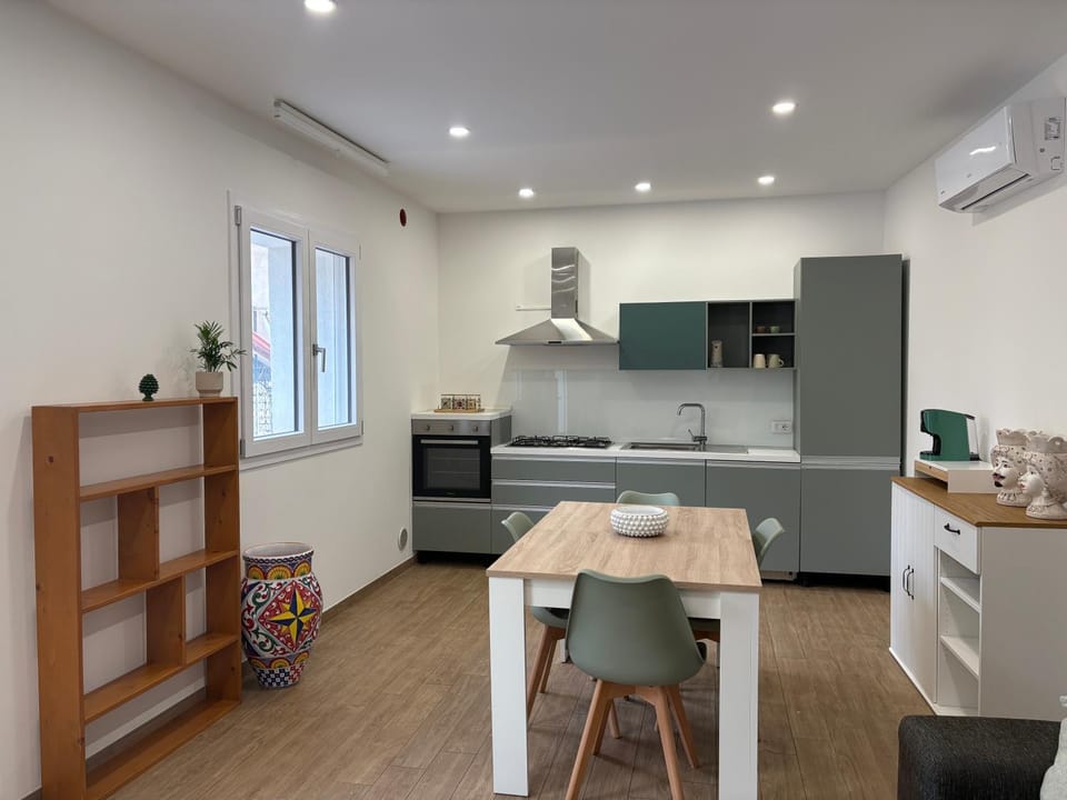 Kitchen or kitchenette, Dining area