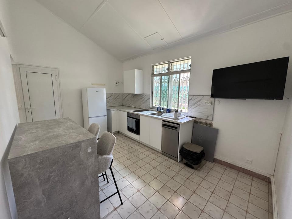TV and multimedia, Kitchen or kitchenette, Living room, Lounge or bar, Seating area, Dining area, dishwasher, oven, stove