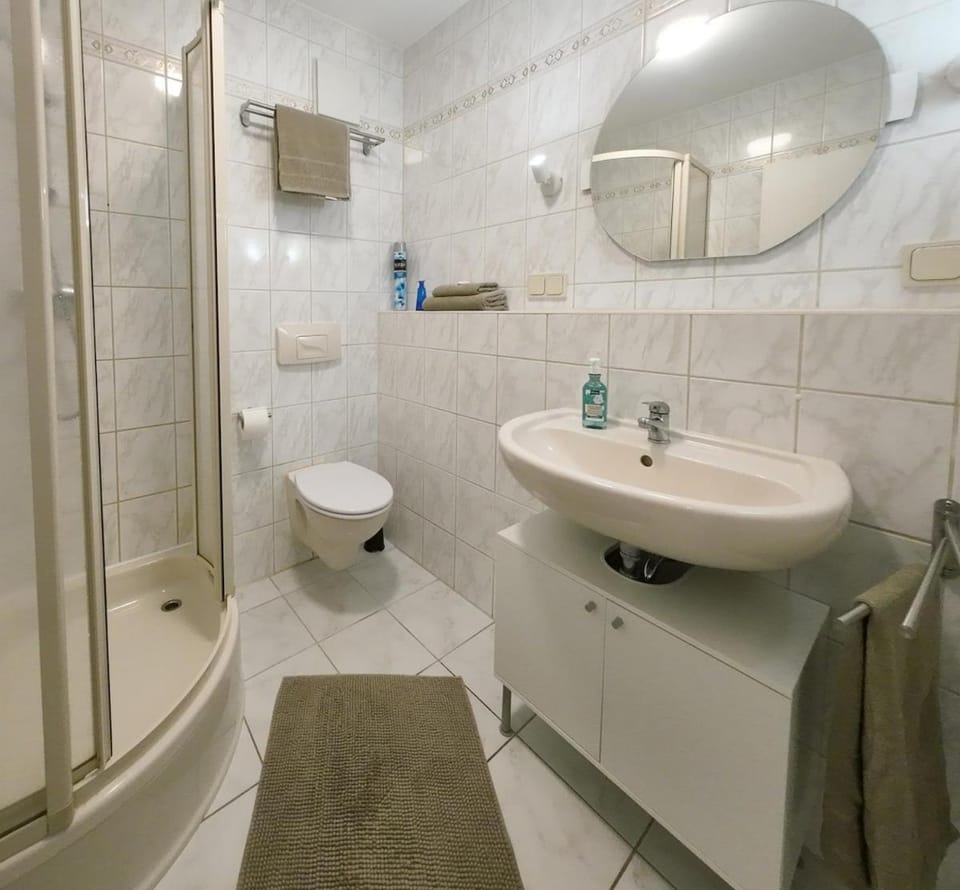 Shower, Toilet, Bathroom, towels
