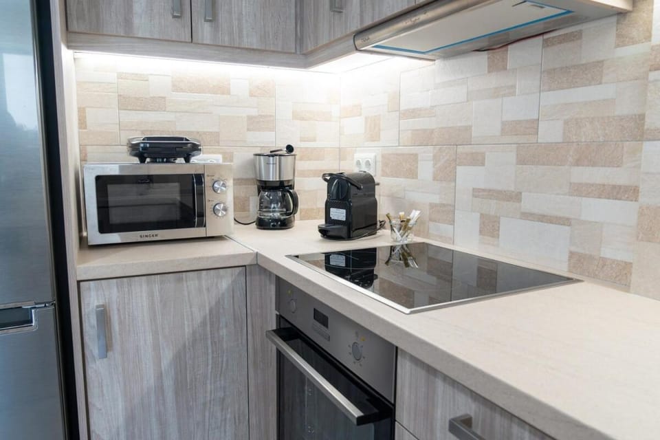 Coffee/tea facilities, Kitchen or kitchenette, stove