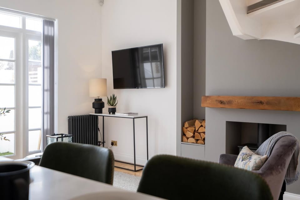 TV and multimedia, Living room, Seating area, Dining area