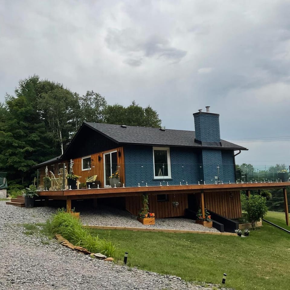 Blue House On The Hill - Year Round Cottage House in Bancroft