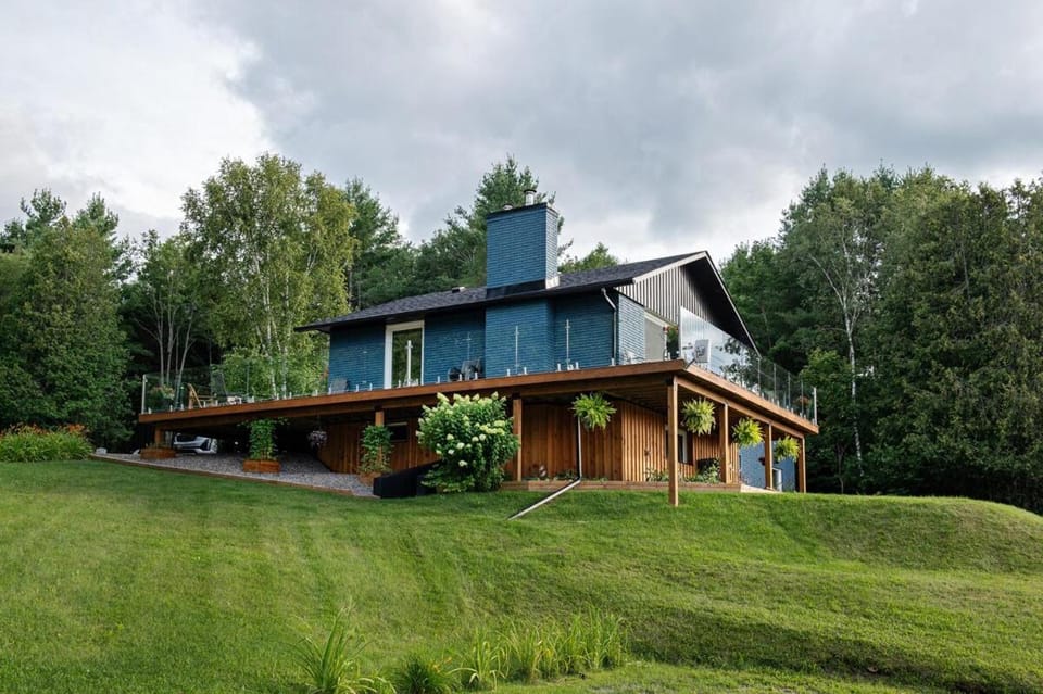 Blue House On The Hill - Year Round Cottage House in Bancroft