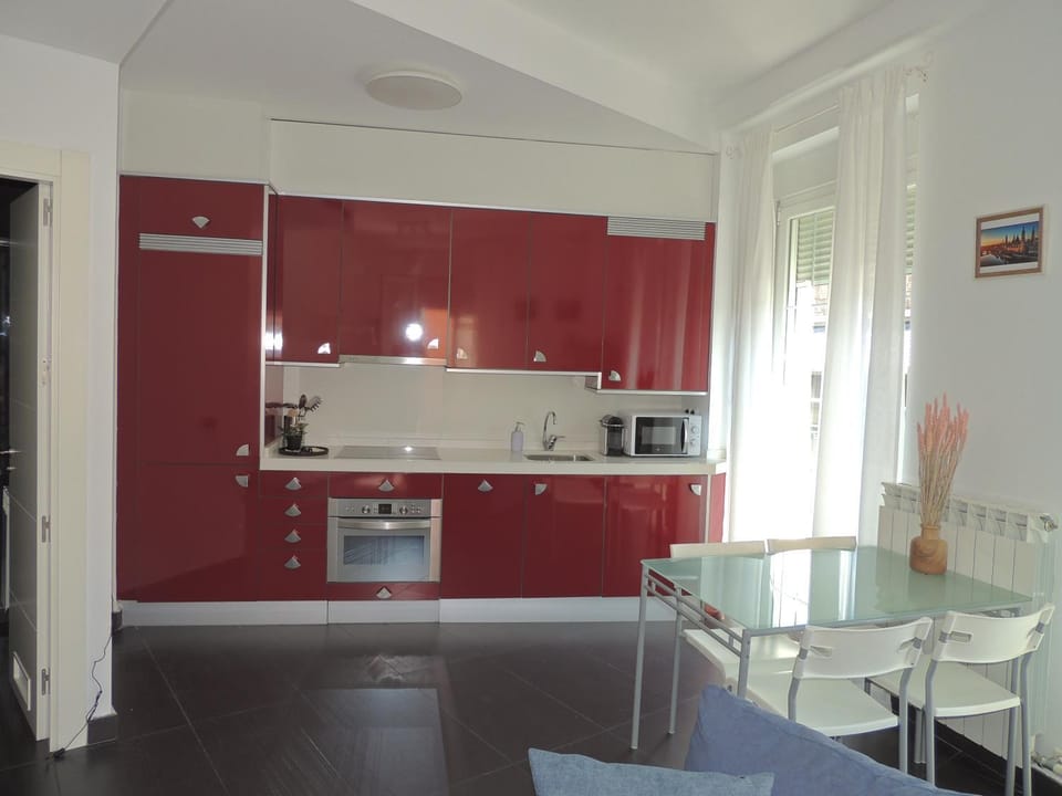 Kitchen or kitchenette, Dining area, minibar, oven, stove