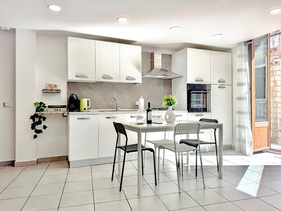 Coffee/tea facilities, Kitchen or kitchenette, Dining area, oven, stove, toaster