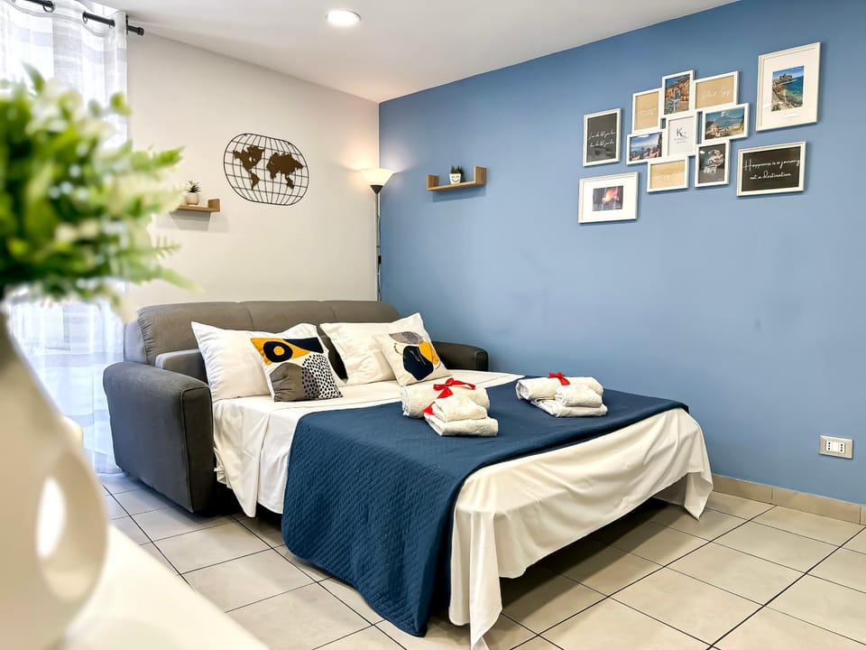 Bed, Photo of the whole room, towels