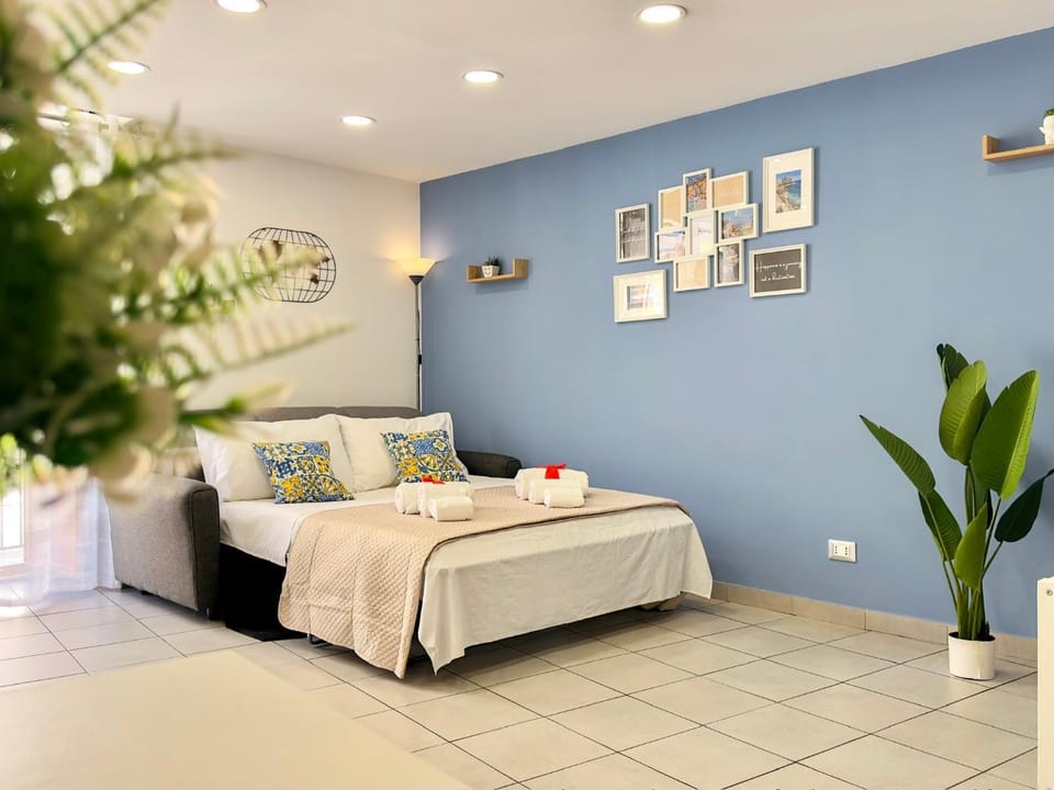 Bed, Photo of the whole room, Bedroom, towels, air conditioner