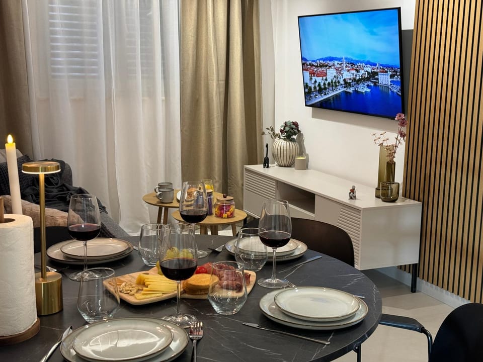 Dining area, Food, Alcoholic drinks