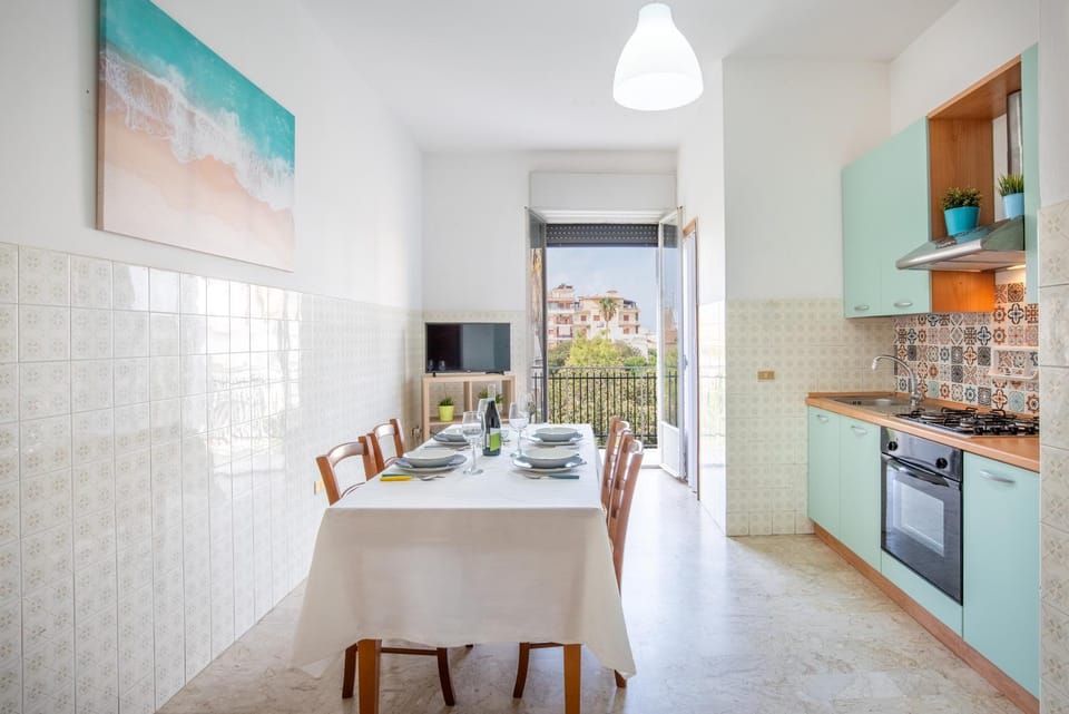 Dining area, Lunch, kitchen