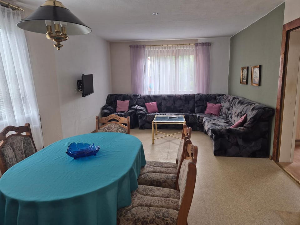 Communal lounge/ TV room, TV and multimedia, Living room, Seating area, Evening entertainment