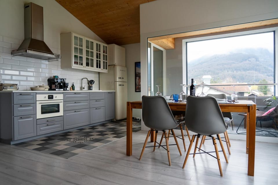 Kitchen or kitchenette, Dining area, Mountain view, pet friendly