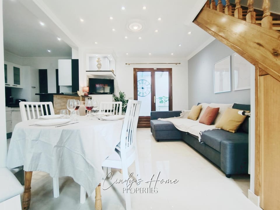 Living room, Seating area, Dining area