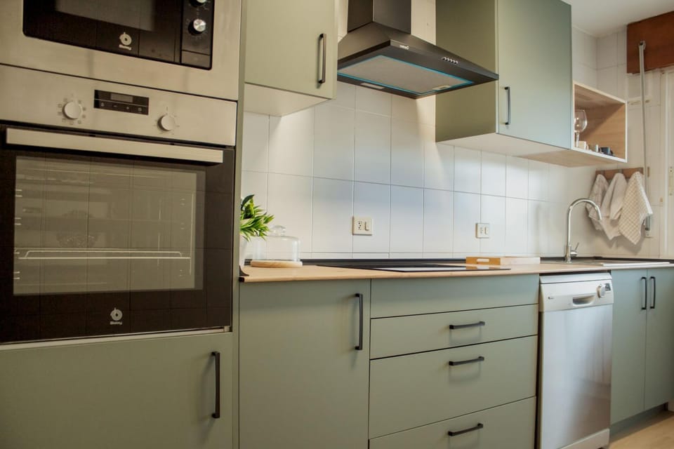 Kitchen or kitchenette, dishwasher, minibar, stove