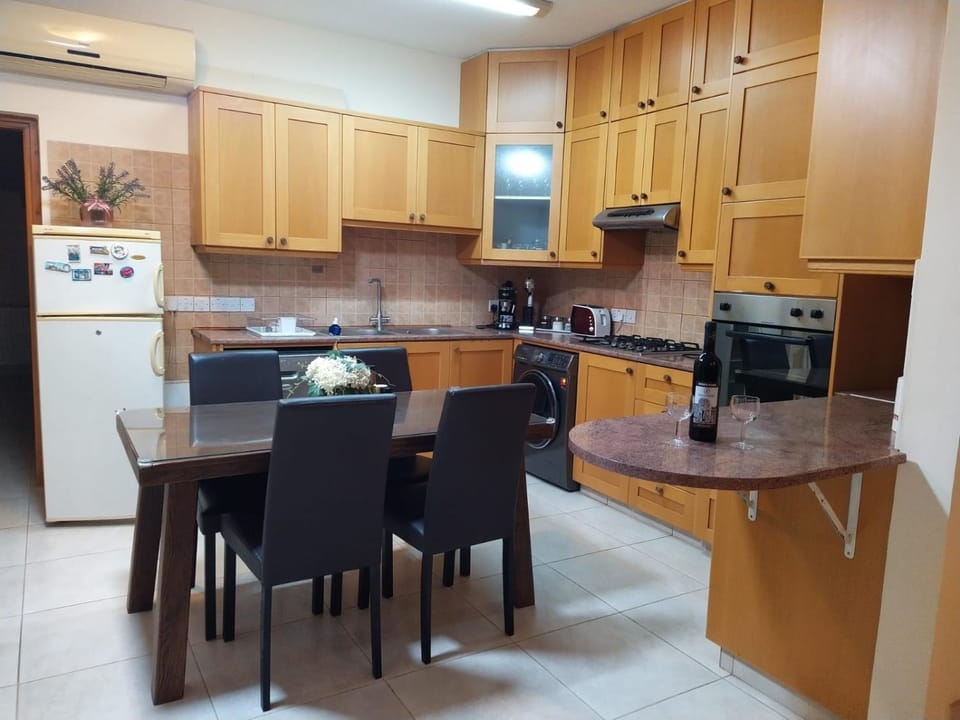Coffee/tea facilities, Kitchen or kitchenette, Dining area, dishwasher, oven, stove, toaster