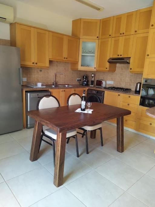 Coffee/tea facilities, Kitchen or kitchenette, Dining area, dishwasher, oven, stove, toaster, washing machine
