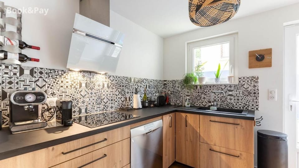 Coffee/tea facilities, Kitchen or kitchenette, dishwasher, oven, stove, toaster, kitchen