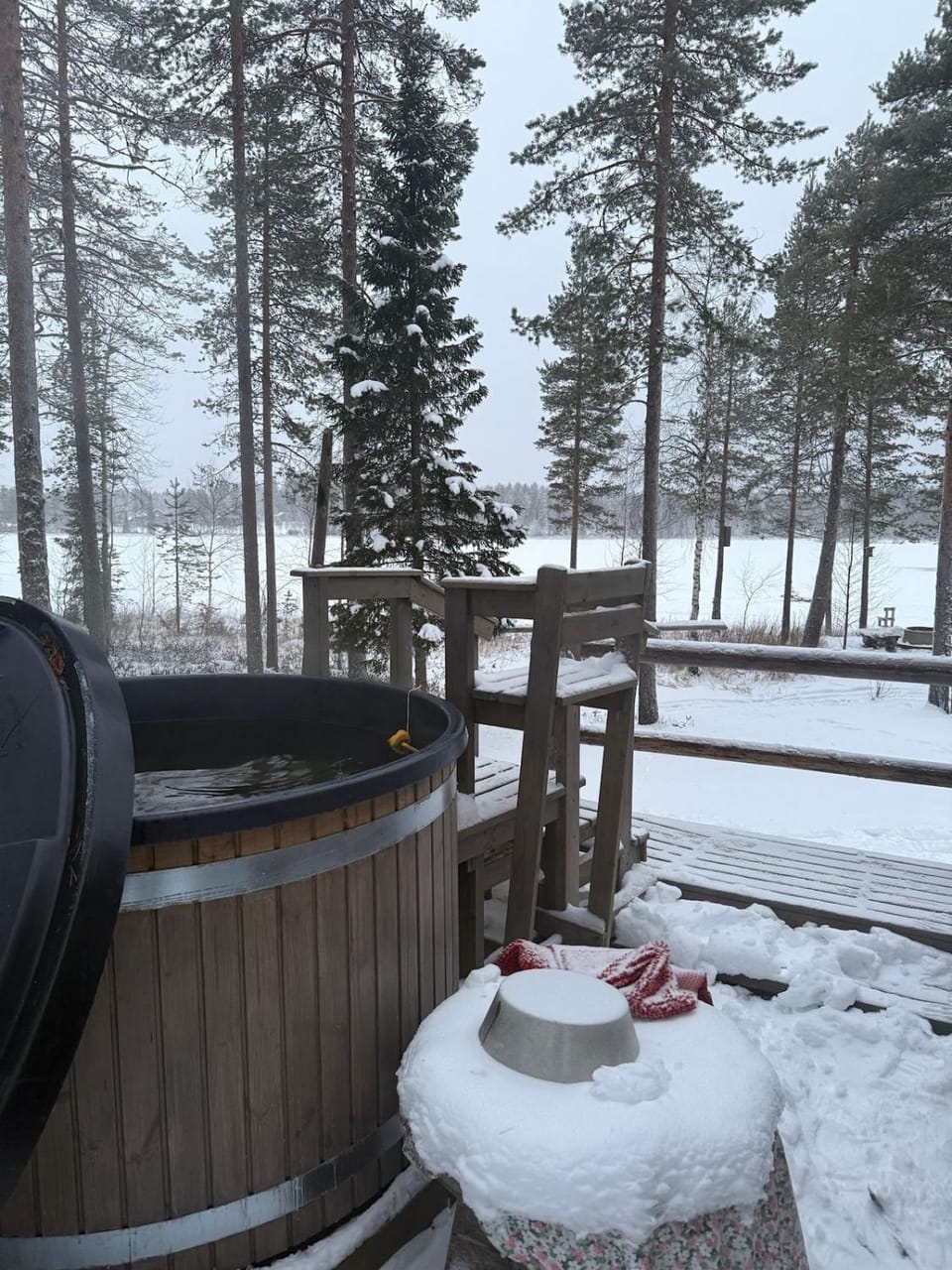 Traditional Lakeside Cabin Cabin in Lapland