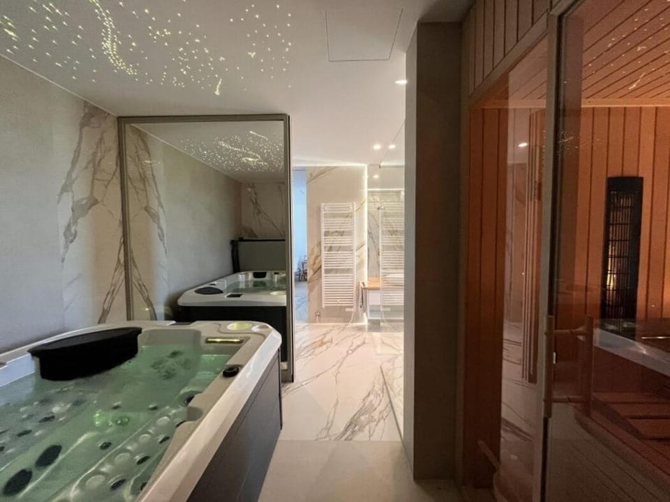 Hot Tub, Sauna, Bathroom, Spa and wellness centre/facilities