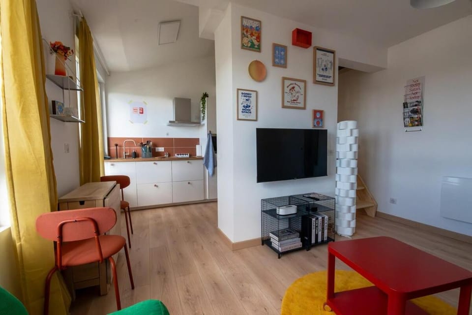 TV and multimedia, Kitchen or kitchenette, Living room, Seating area, Dining area, oven