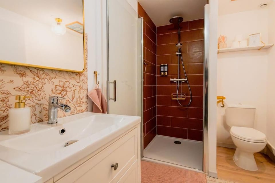 Shower, Toilet, Bathroom, towels