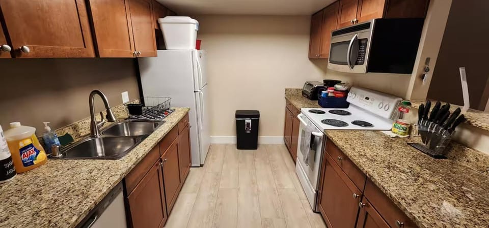 Strip views, 2 pools, free parking & no resort fee Apartment in Paradise